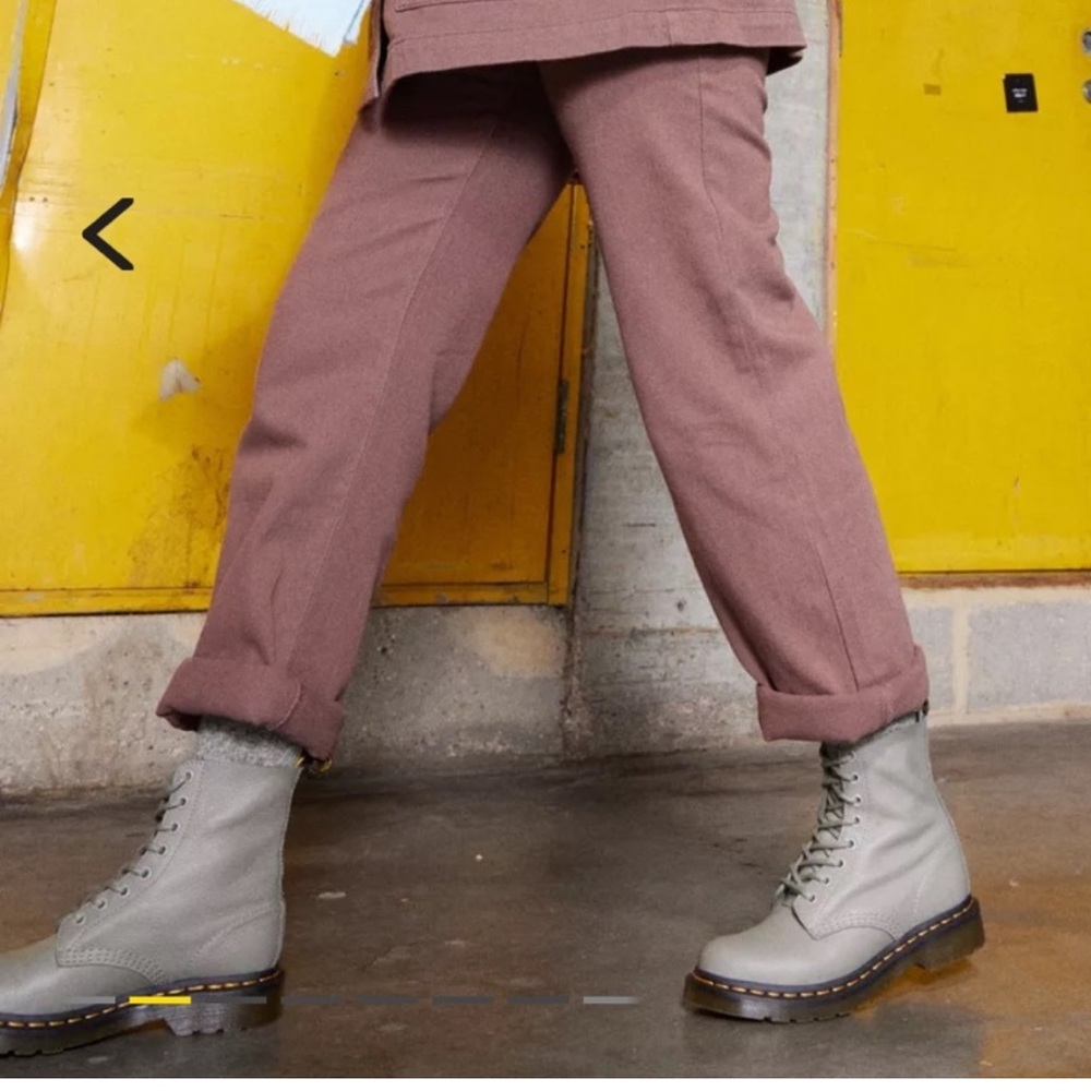 Dr. Martens grey Virginia Leather Boots. Size 7. Like new condition.